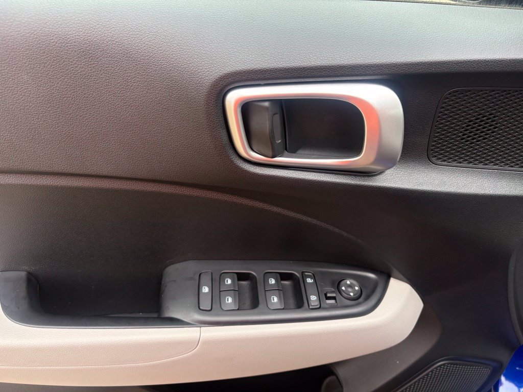 Used 2024 Hyundai Venue SEL FWD image 14