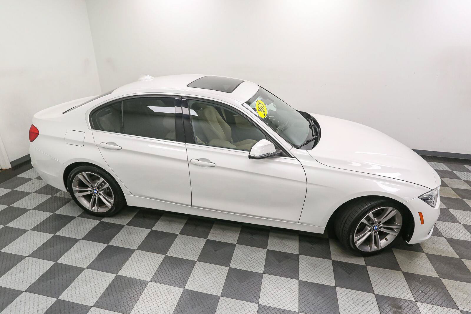 Used 2018 BMW 330i xDrive Sedan AWD/4WD image 5