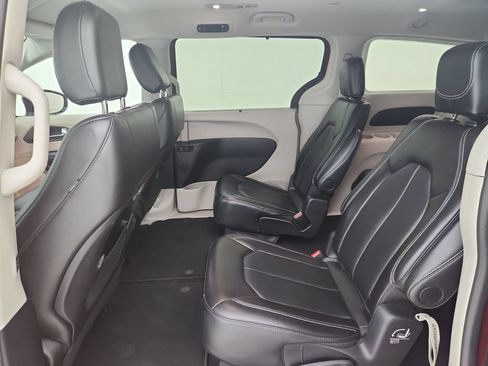 Certified 2024 Chrysler Pacifica Touring-L FWD image 33