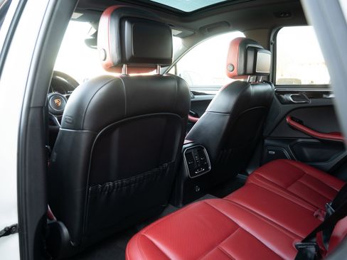 Used 2018 Porsche Macan image 28