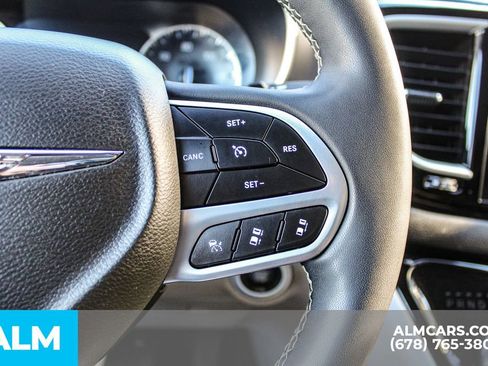 Used 2023 Chrysler Pacifica Touring-L image 30