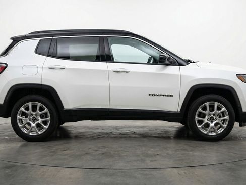Used 2025 Jeep Compass Limited image 11