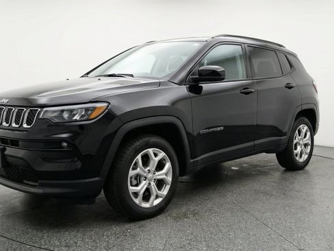 Used 2025 Jeep Compass Latitude AWD/4WD image 3