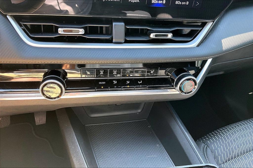 Used 2025 Chevrolet Equinox LT FWD image 15