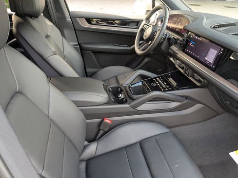 Certified 2026 Porsche Cayenne AWD/4WD image 25