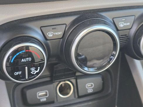 Used 2024 Hyundai Venue SEL FWD image 10