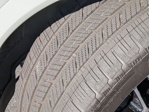 Certified 2025 Porsche Cayenne AWD/4WD image 35