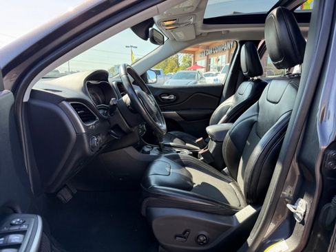 Used 2019 Jeep Cherokee Latitude Plus w/ Comfort/Convenience Group image 10