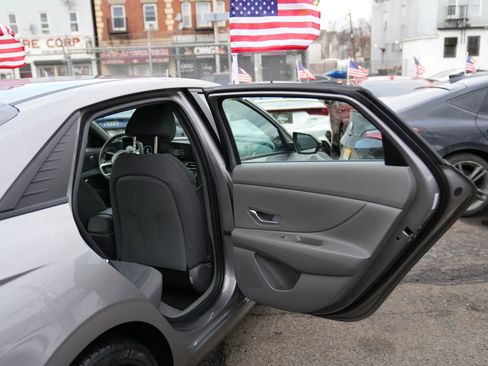 Used 2023 Hyundai Elantra SEL w/ Convenience Package image 12