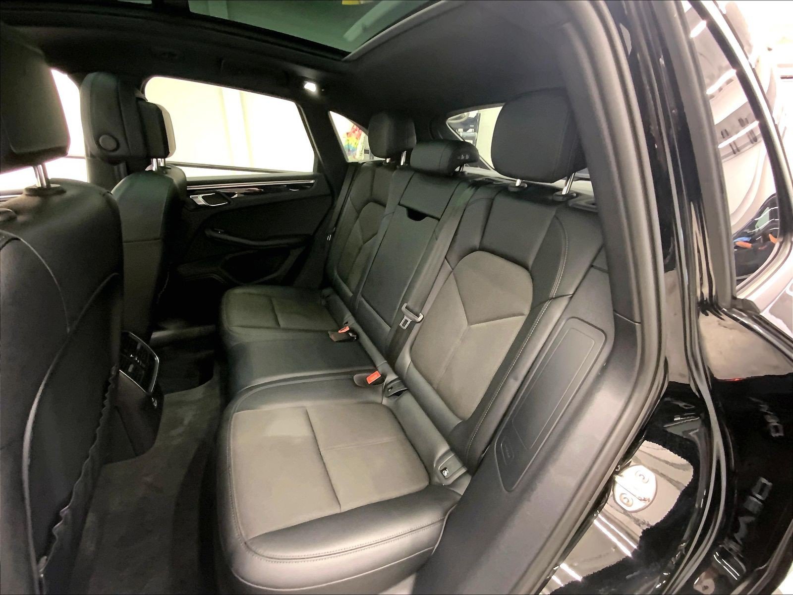 Certified 2023 Porsche Macan AWD/4WD image 24
