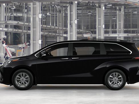 New 2026 Toyota Sienna XLE image 4