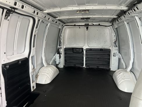 Used 2016 Chevrolet Express 3500 image 24