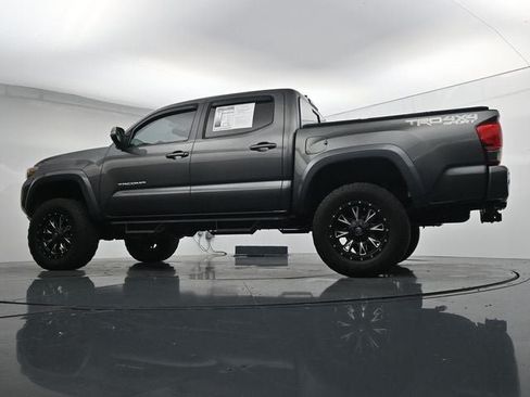 Used 2017 Toyota Tacoma TRD Sport AWD/4WD image 31