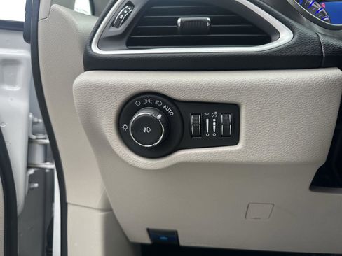 Used 2024 Chrysler Pacifica Touring-L image 11