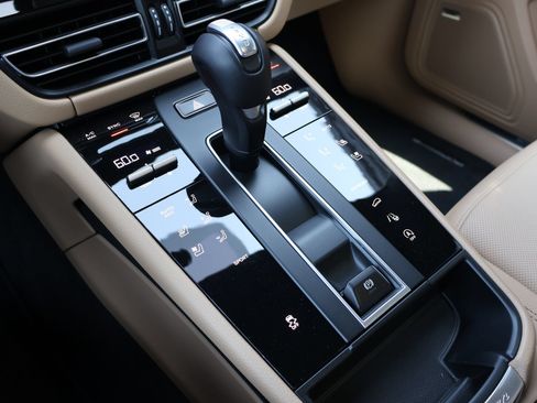 Certified 2026 Porsche Macan AWD/4WD image 20