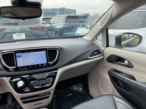 Used 2023 Chrysler Pacifica Touring-L image 38