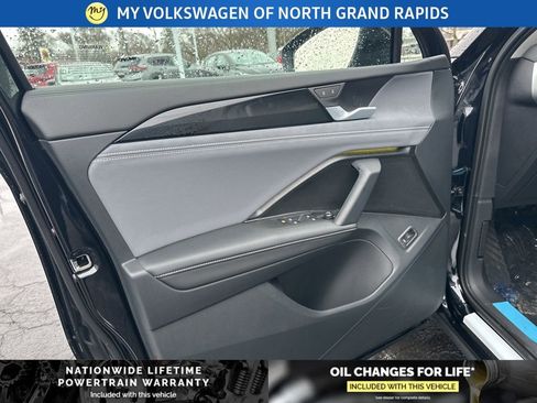 New 2026 Volkswagen Tiguan SE image 9