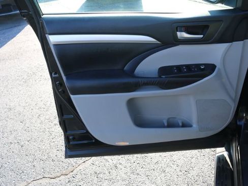 Used 2016 Toyota Highlander XLE image 19