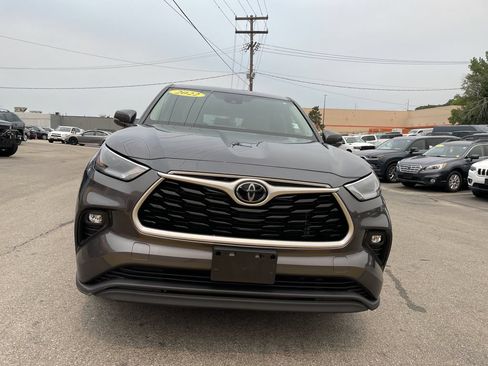 Used 2022 Toyota Highlander LE AWD/4WD image 5