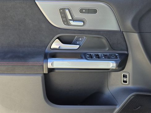 Used 2023 Mercedes-Benz EQB 300 4MATIC image 24