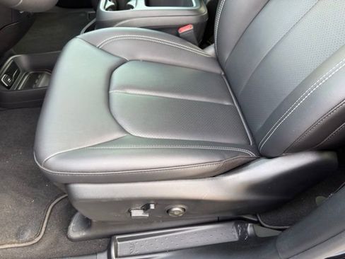 New 2026 Chrysler Pacifica Select image 9