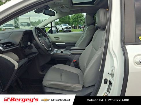 Used 2023 Toyota Sienna XLE AWD/4WD image 16