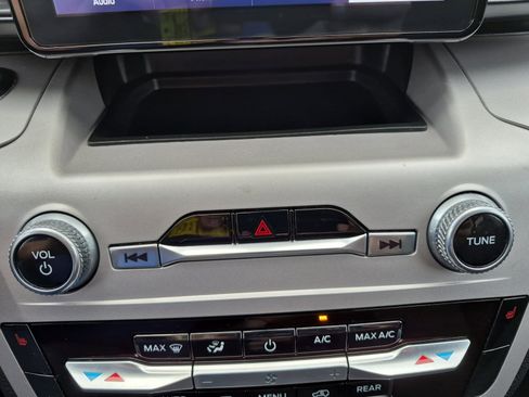 Used 2024 Ford Explorer XLT image 17