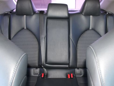 Used 2018 Toyota Camry SE FWD image 9