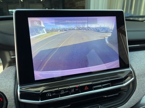 Used 2022 Jeep Compass Latitude image 32