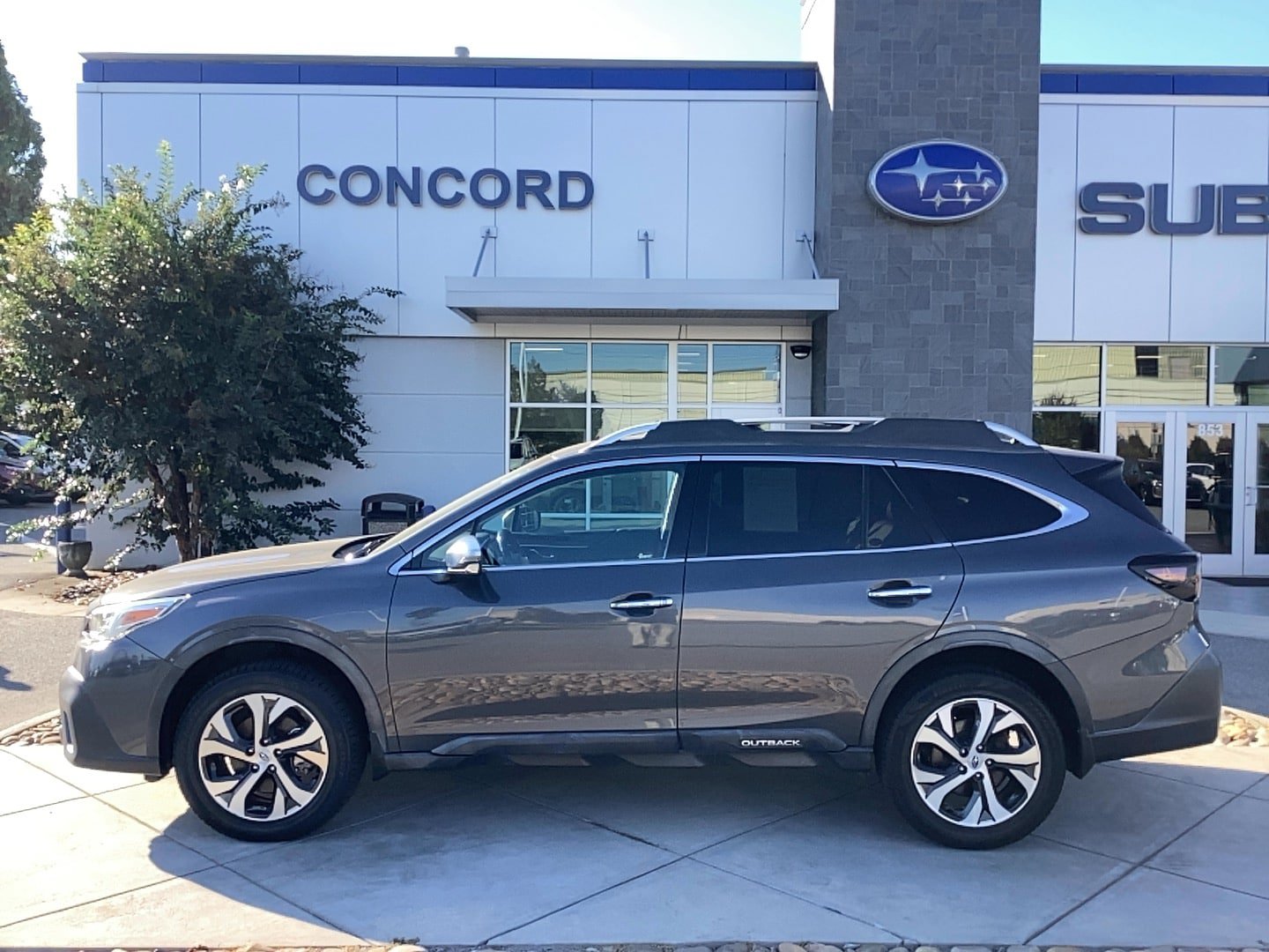 Used 2020 Subaru Outback Touring w/ Popular Package #2 AWD/4WD image 1