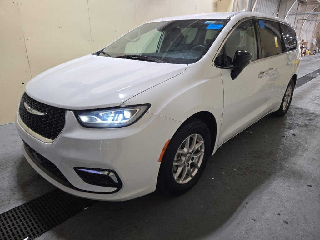 Used 2024 Chrysler Pacifica Touring-L FWD image 16