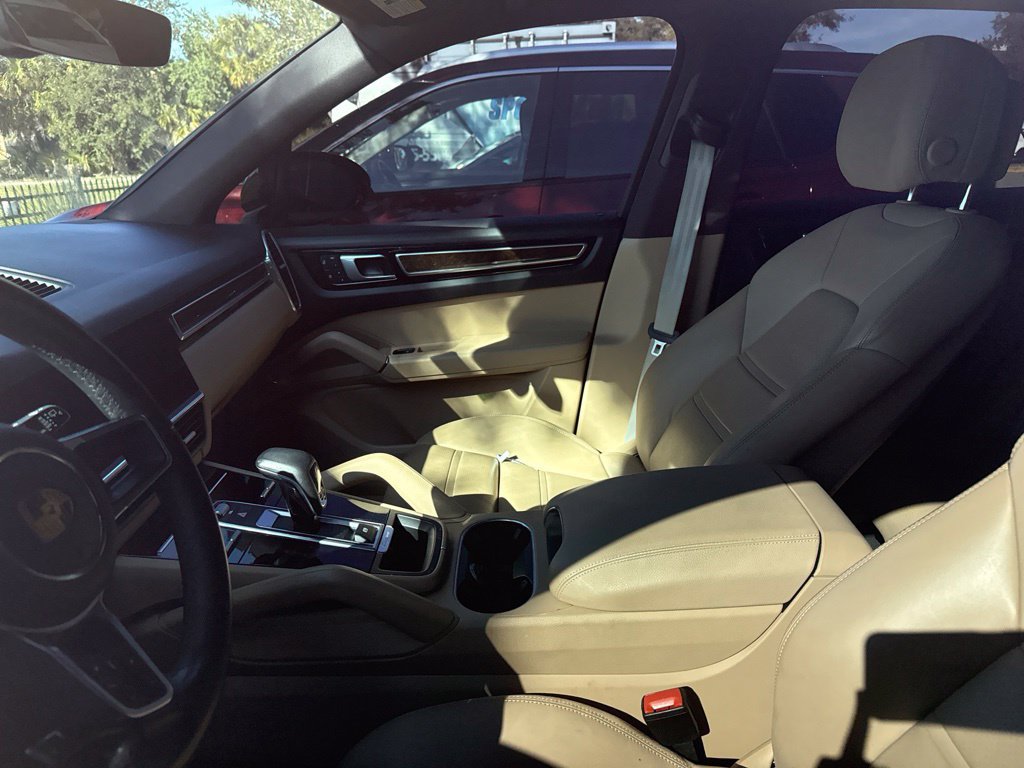 Used 2022 Porsche Cayenne Platinum Edition AWD/4WD image 3