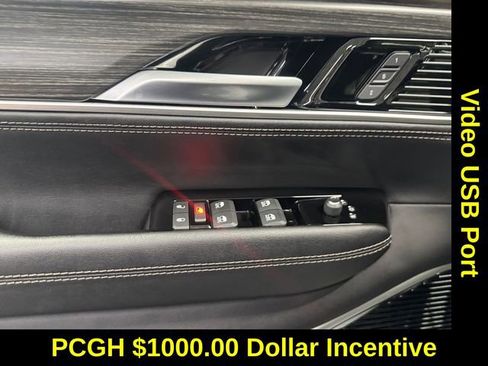 Used 2024 Jeep Wagoneer L Series III w/ Premium Group I image 25