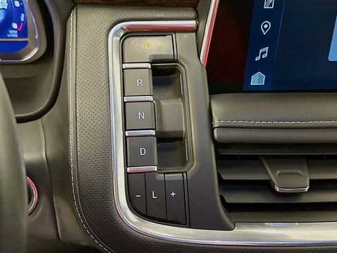 Used 2023 Chevrolet Suburban Premier image 25