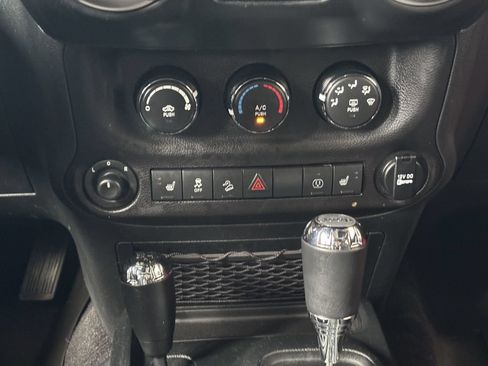 Used 2018 Jeep Wrangler Unlimited Rubicon w/ Cold Weather Group AWD/4WD image 19