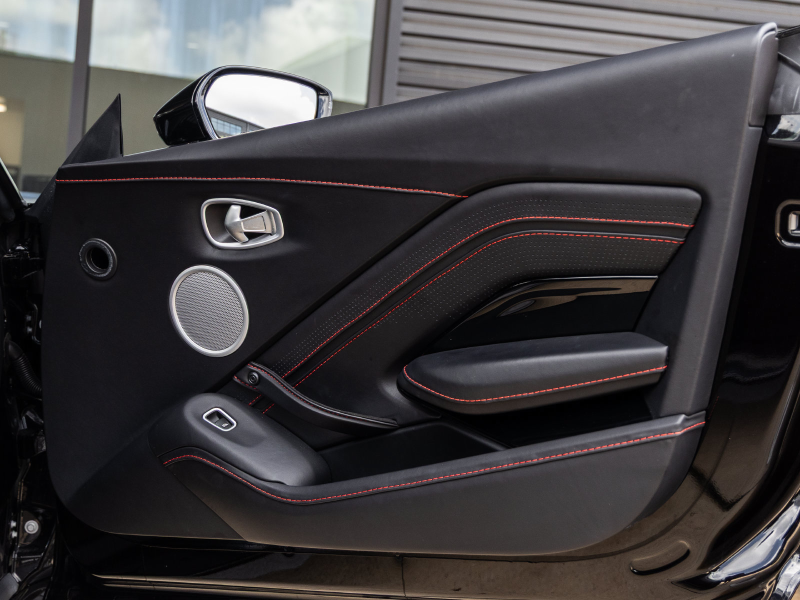 Used 2023 Aston Martin V8 Vantage Coupe RWD image 33