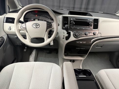 Used 2011 Toyota Sienna LE image 19