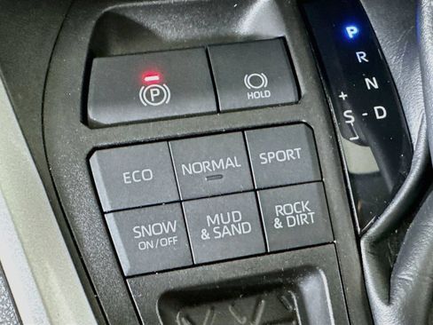 Used 2021 Toyota RAV4 LE AWD/4WD image 17
