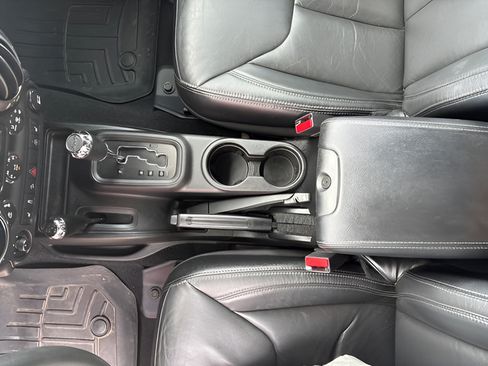 Used 2018 Jeep Wrangler Unlimited Sahara AWD/4WD image 38