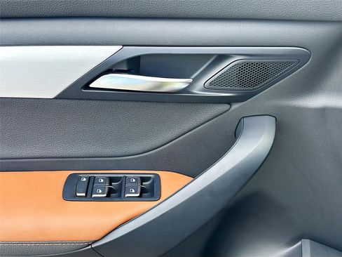 New 2025 VinFast VF 8 Plus image 17