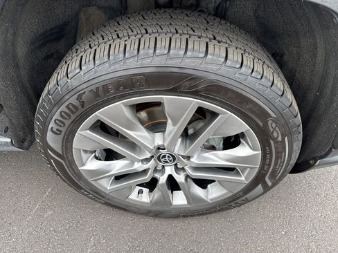 Used 2022 Toyota RAV4 XLE Premium image 13