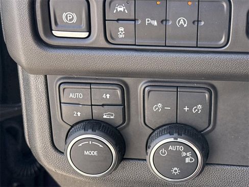 Used 2024 Chevrolet Suburban LT image 16