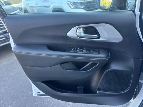 Used 2024 Chrysler Pacifica Touring FWD image 31