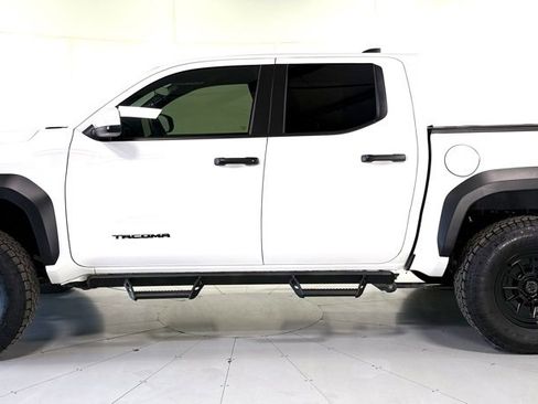 Used 2025 Toyota Tacoma TRD Off-Road image 9