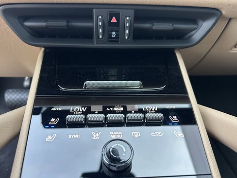 Certified 2025 Porsche Cayenne E-Hybrid Coupe AWD/4WD image 25
