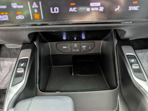 Certified 2025 Kia Sorento S AWD/4WD image 32