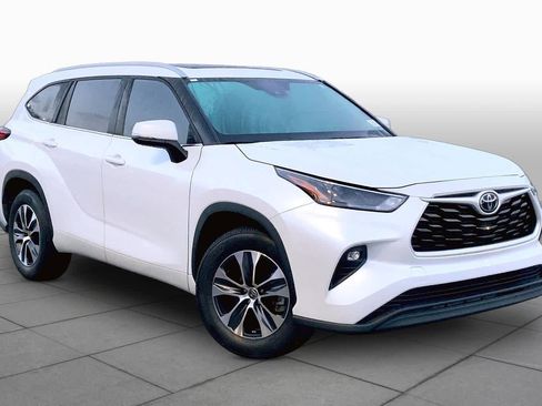Used 2023 Toyota Highlander XLE FWD image 3