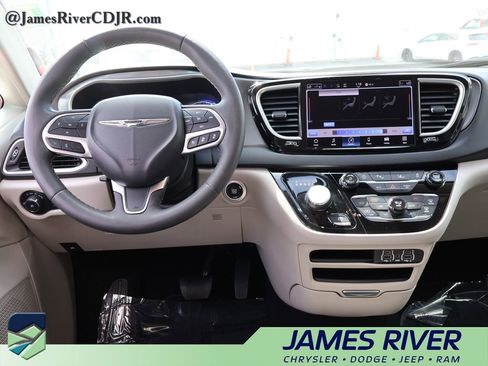 Used 2024 Chrysler Pacifica Touring-L FWD image 18