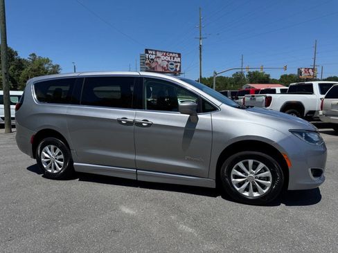 Used 2018 Chrysler Pacifica Touring Plus FWD image 3