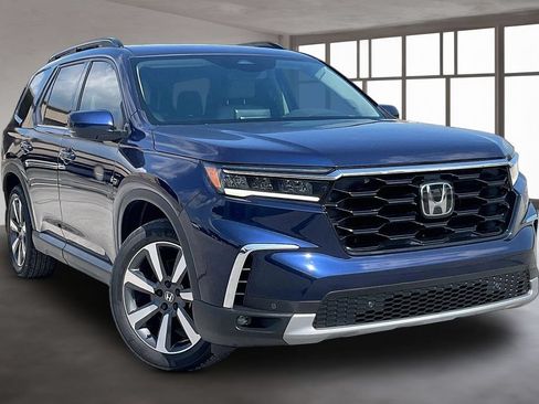 Certified 2025 Honda Pilot Touring image 3